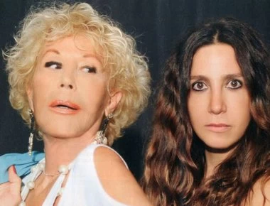 Αποκάλυψη για τη Μαρία Ελένη Λυκουρέζου: «Πούλησε μέχρι και τους προβολείς από το θέατρο της μητέρας της!» (βίντεο)